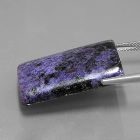Caroite naturale viola da 44,70 ct, baguette, opaco