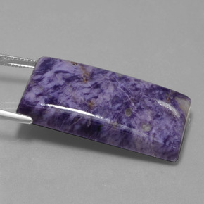 Caroite naturale viola da 67,35 ct, baguette, opaco