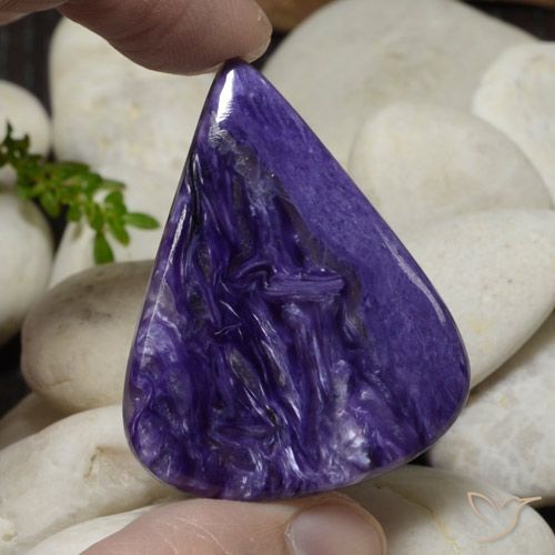 Caroite naturale viola da 44,12 ct, taglio a pera, opaco