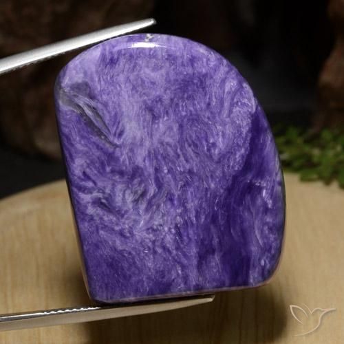 46.73ct Naturale Viola Intenso Charoite, Taglio a fantasia, Opaco