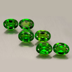 Diopside cromifero naturale verde da  ct, taglio ovale, VVS-VS