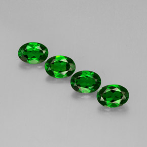 Diopside cromifero naturale verde da  ct, taglio ovale, VVS-VS