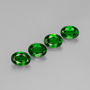 Diopside cromifero naturale verde da  ct, taglio ovale, VVS-VS