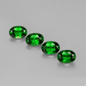 Diopside cromifero naturale verde da  ct, taglio ovale, VVS-VS