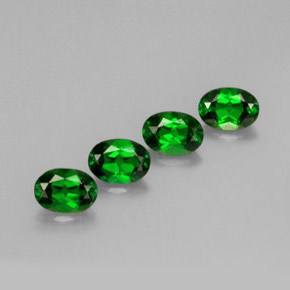Diopside cromifero naturale verde da  ct, taglio ovale, VVS-VS
