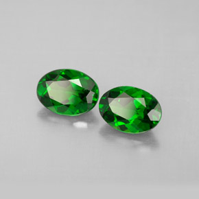 Diopside cromifero naturale verde da  ct, taglio ovale, VVS-VS