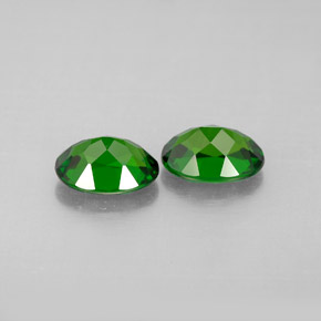 Diopside cromifero naturale verde da  ct, taglio ovale, VVS-VS