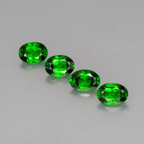 Diopside cromifero naturale verde da  ct, taglio ovale, VVS-VS