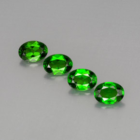 Diopside cromifero naturale verde da  ct, taglio ovale, VVS-VS