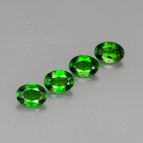 Diopside cromifero naturale verde da  ct, taglio ovale, VVS-VS