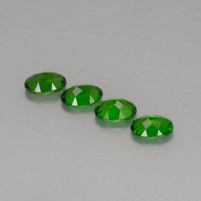 Diopside cromifero naturale verde da  ct, taglio ovale, VVS-VS