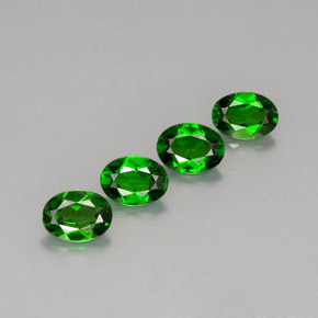 Diopside cromifero naturale verde da  ct, taglio ovale, VVS-VS