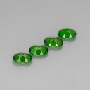 Diopside cromifero naturale verde da  ct, taglio ovale, VVS-VS