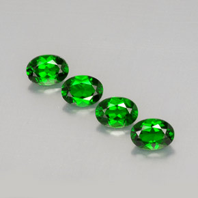 Diopside cromifero naturale verde da  ct, taglio ovale, VVS-VS