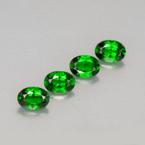 Diopside cromifero naturale verde da  ct, taglio ovale, VVS-VS