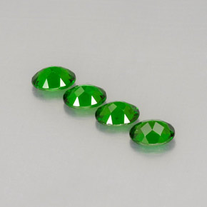 Diopside cromifero naturale verde da  ct, taglio ovale, VVS-VS