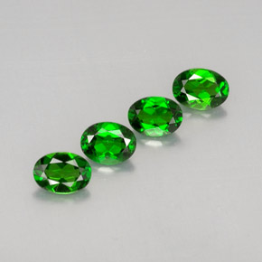 Diopside cromifero naturale verde da  ct, taglio ovale, VVS-VS