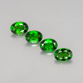 Diopside cromifero naturale verde da  ct, taglio ovale, VVS-VS