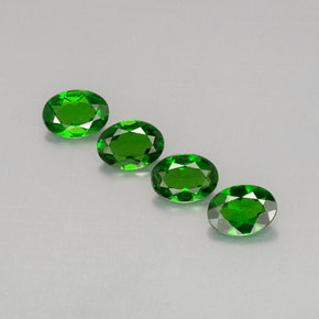 Diopside cromifero naturale verde da  ct, taglio ovale, VVS-VS