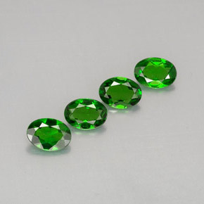 Diopside cromifero naturale verde da  ct, taglio ovale, VVS-VS