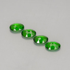 Diopside cromifero naturale verde da  ct, taglio ovale, VVS-VS