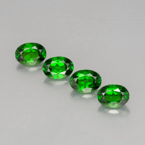 Diopside cromifero naturale verde da  ct, taglio ovale, VVS-VS