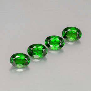 Diopside cromifero naturale verde da  ct, taglio ovale, VVS-VS