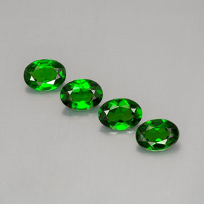 Diopside cromifero naturale verde da  ct, taglio ovale, VVS-VS