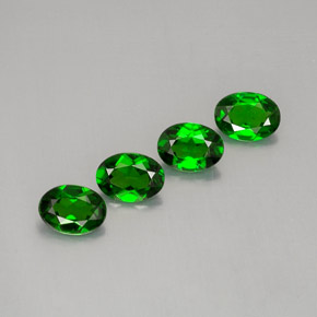 Diopside cromifero naturale verde da  ct, taglio ovale, VVS-VS