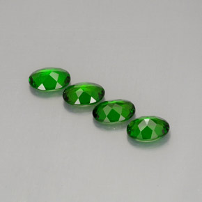 Diopside cromifero naturale verde da  ct, taglio ovale, VVS-VS