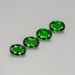 Diopside cromifero naturale verde da  ct, taglio ovale, VVS-VS