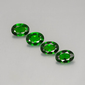 Diopside cromifero naturale verde da  ct, taglio ovale, VVS-VS