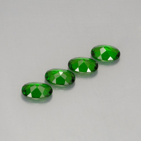 Diopside cromifero naturale verde da  ct, taglio ovale, VVS-VS