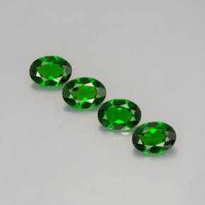 Diopside cromifero naturale verde da  ct, taglio ovale, VVS-VS