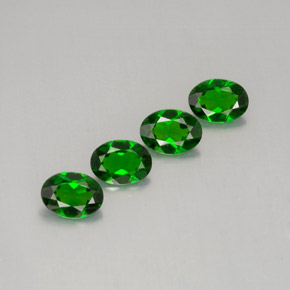 Diopside cromifero naturale verde da  ct, taglio ovale, VVS-VS