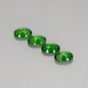 Diopside cromifero naturale verde da  ct, taglio ovale, VVS-VS