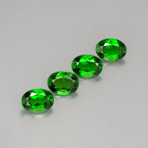 Diopside cromifero naturale verde da  ct, taglio ovale, VVS-VS