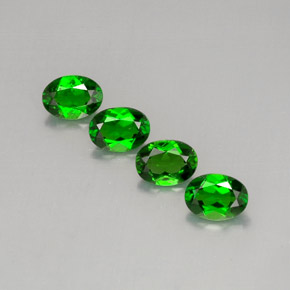 Diopside cromifero naturale verde da  ct, taglio ovale, VVS-VS