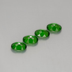 Diopside cromifero naturale verde da  ct, taglio ovale, VVS-VS