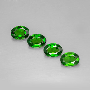 Diopside cromifero naturale verde da  ct, taglio ovale, VVS-VS