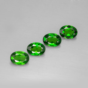 Diopside cromifero naturale verde da  ct, taglio ovale, VVS-VS