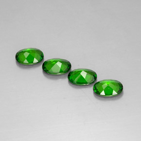 Diopside cromifero naturale verde da  ct, taglio ovale, VVS-VS
