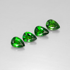 Diopside cromifero naturale verde da  ct, taglio a pera, VVS-VS