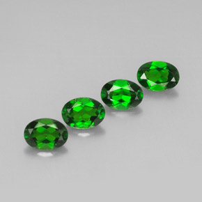 Diopside cromifero naturale verde da  ct, taglio ovale, VVS-VS