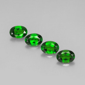 Diopside cromifero naturale verde da  ct, taglio ovale, VVS-VS