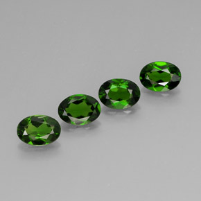 Diopside cromifero naturale verde da  ct, taglio ovale, VVS-VS