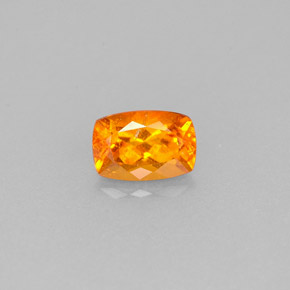 Clinoumite Giallo-arancione naturale da 0.61 ct, Taglio a cuscino, VS-SI