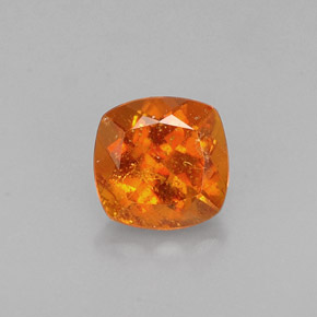 Clinoumite Giallo-arancione naturale da 0.62 ct, Taglio a cuscino, VS