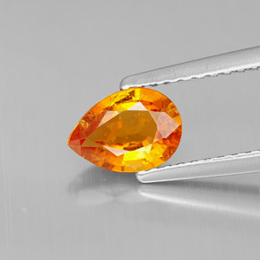 Clinoumite Giallo-arancione naturale da 0.72 ct, Forma a pera, VS-SI