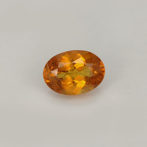 Clinoumite Giallo-arancione naturale da 0.77 ct, Taglio ovale, VS